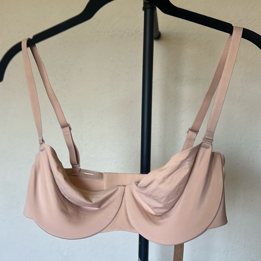 SKIMS SMOOTHING INTIMATES STRAPLESS BRA 38DD NWT color clay